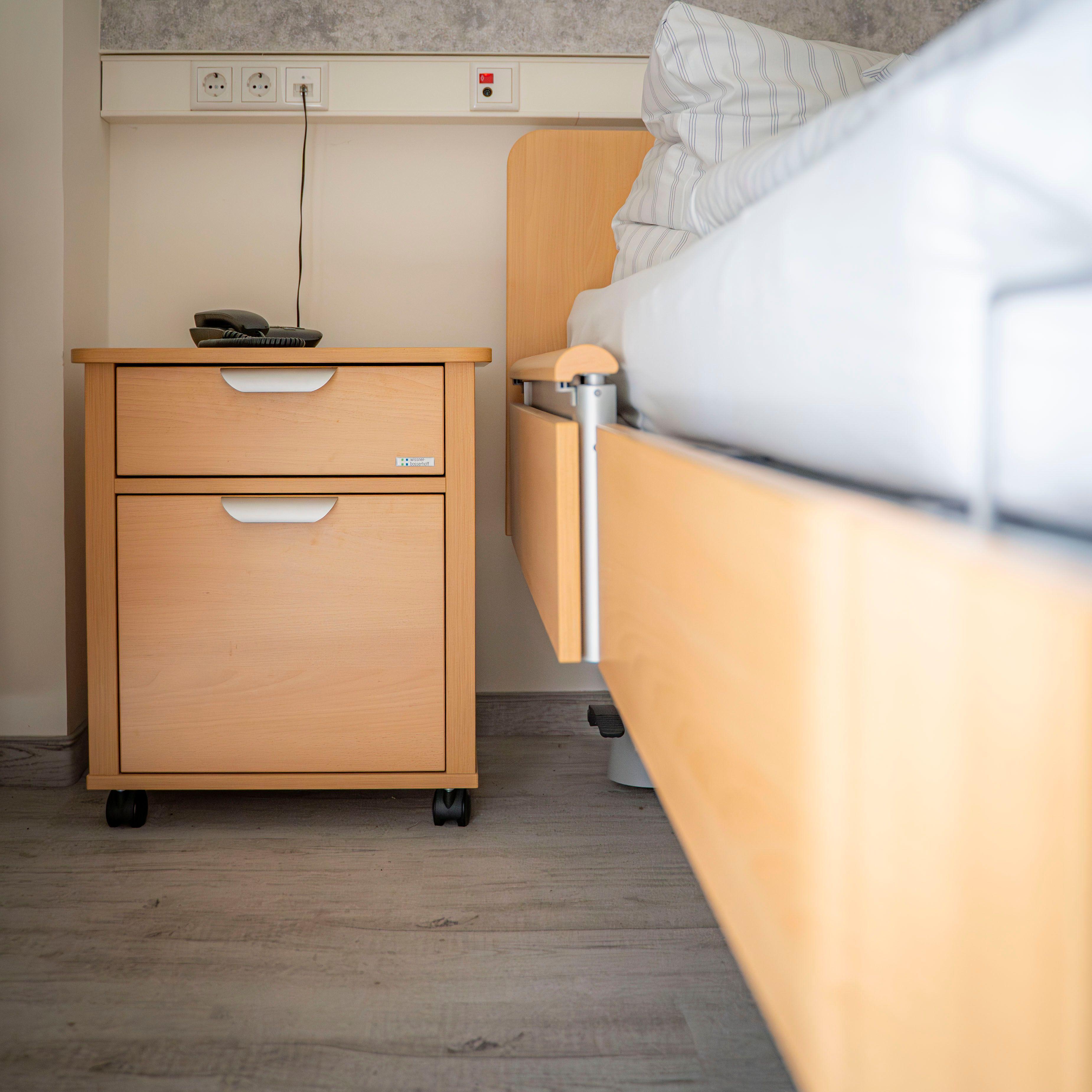 Detailaufnahme des Nachttischschranks in einem Zimmer der Rehaklinik Hohenelse.