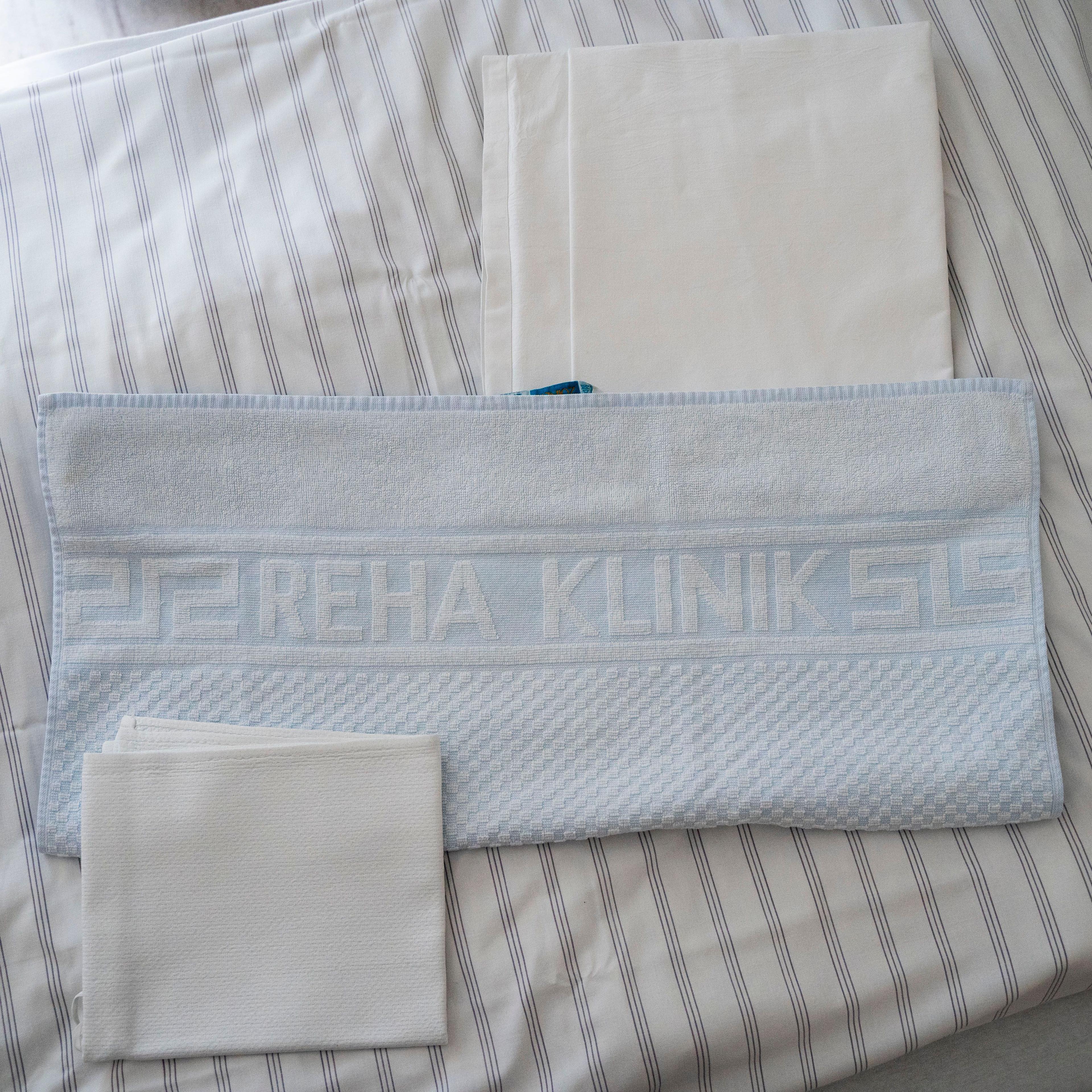 Handtücher liegen schon drapiert auf dem Bett in einem Zimmer der Rehaklinik Hohenelse.