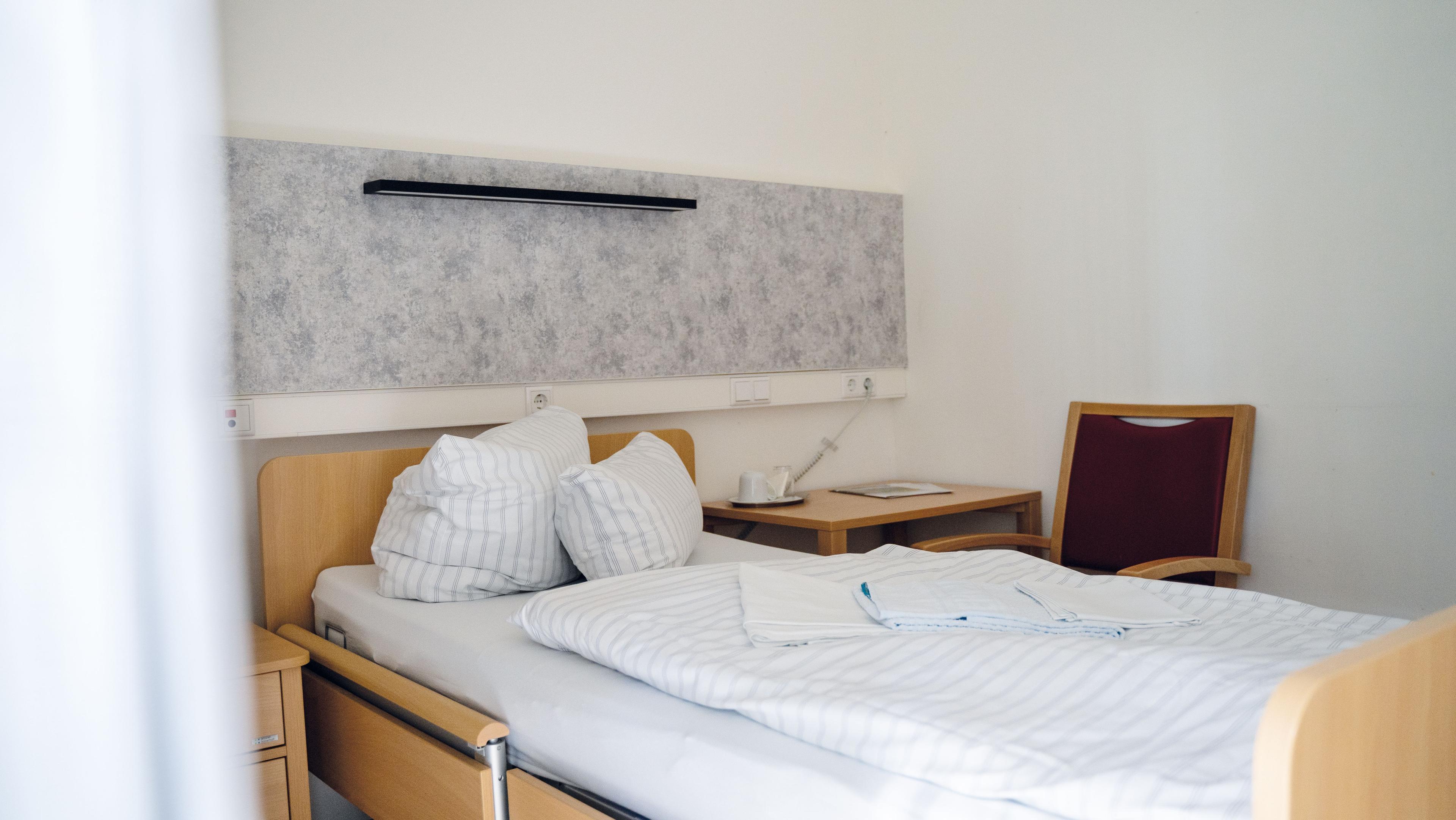 Blick auf den Schlafbereich in einem Zimmer der Rehaklinik Hohenelse