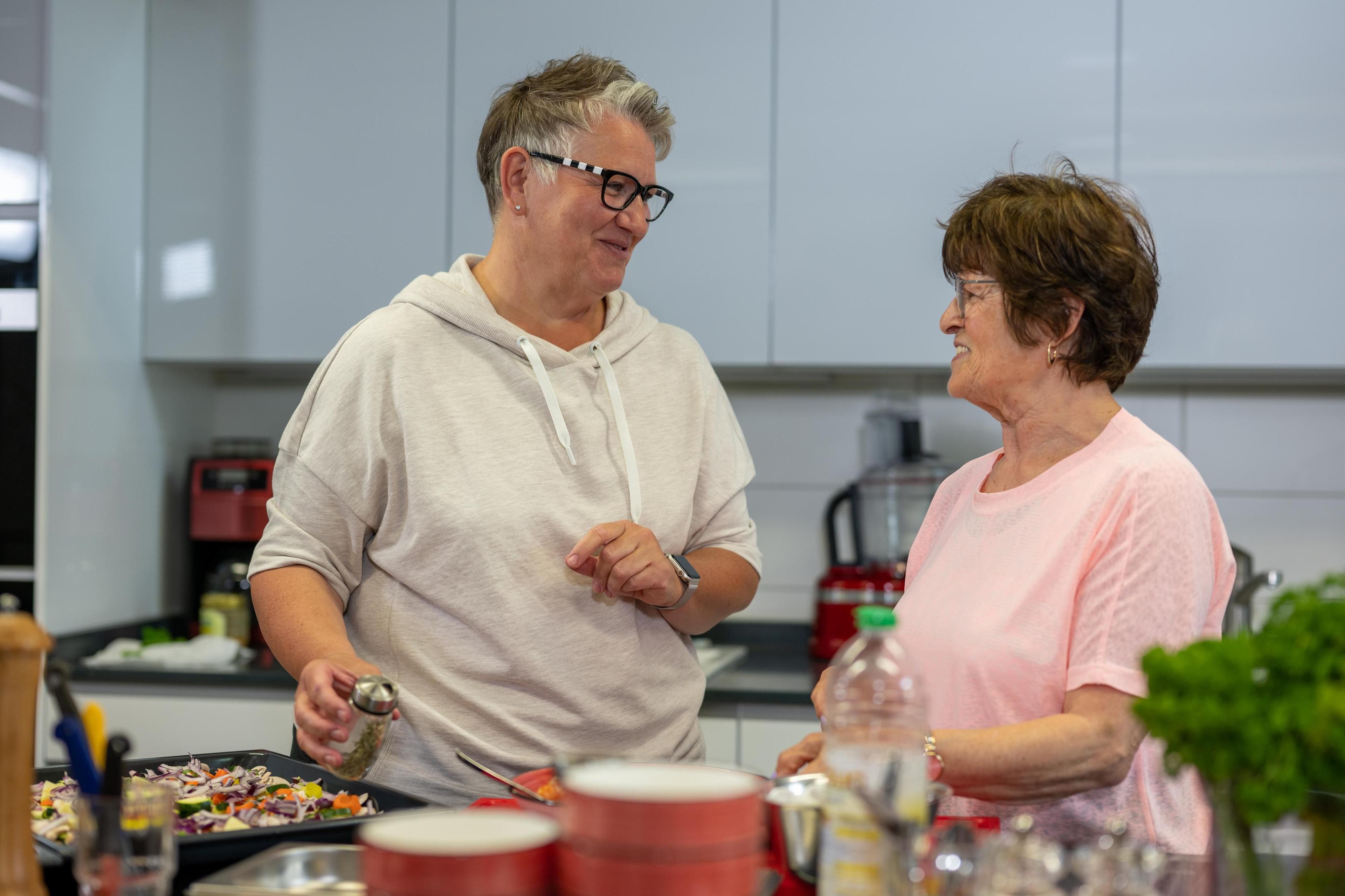 Zwei Frauen in der Lehrküche