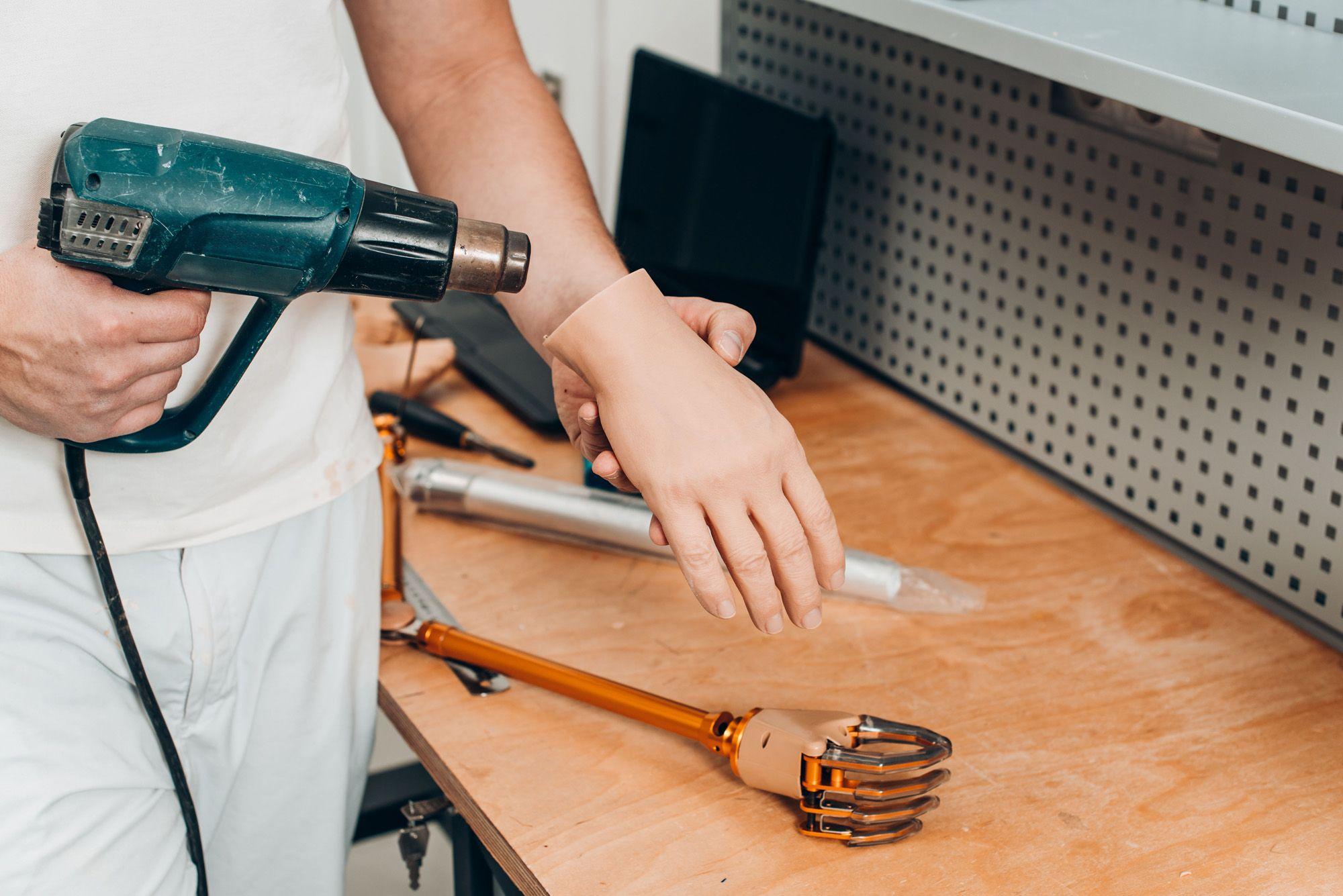 Mann benutzt eine Heißluftpistole